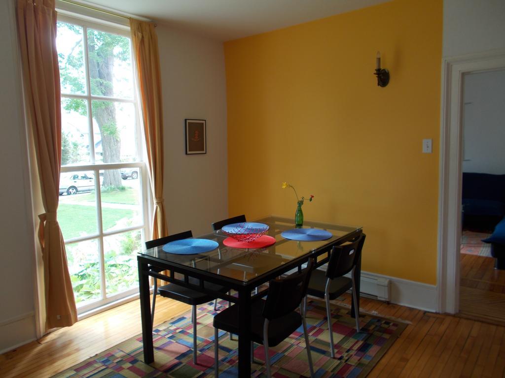 Absolute 1000 Islands Monthly Suites Gananoque Room photo