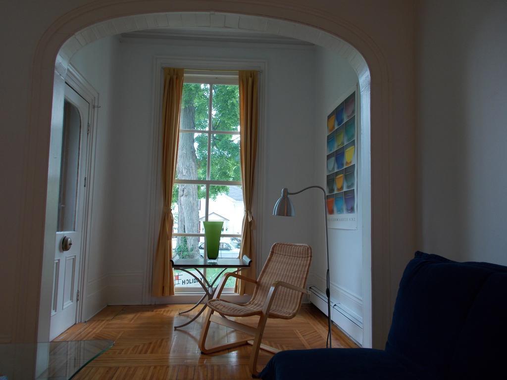 Absolute 1000 Islands Monthly Suites Gananoque Room photo