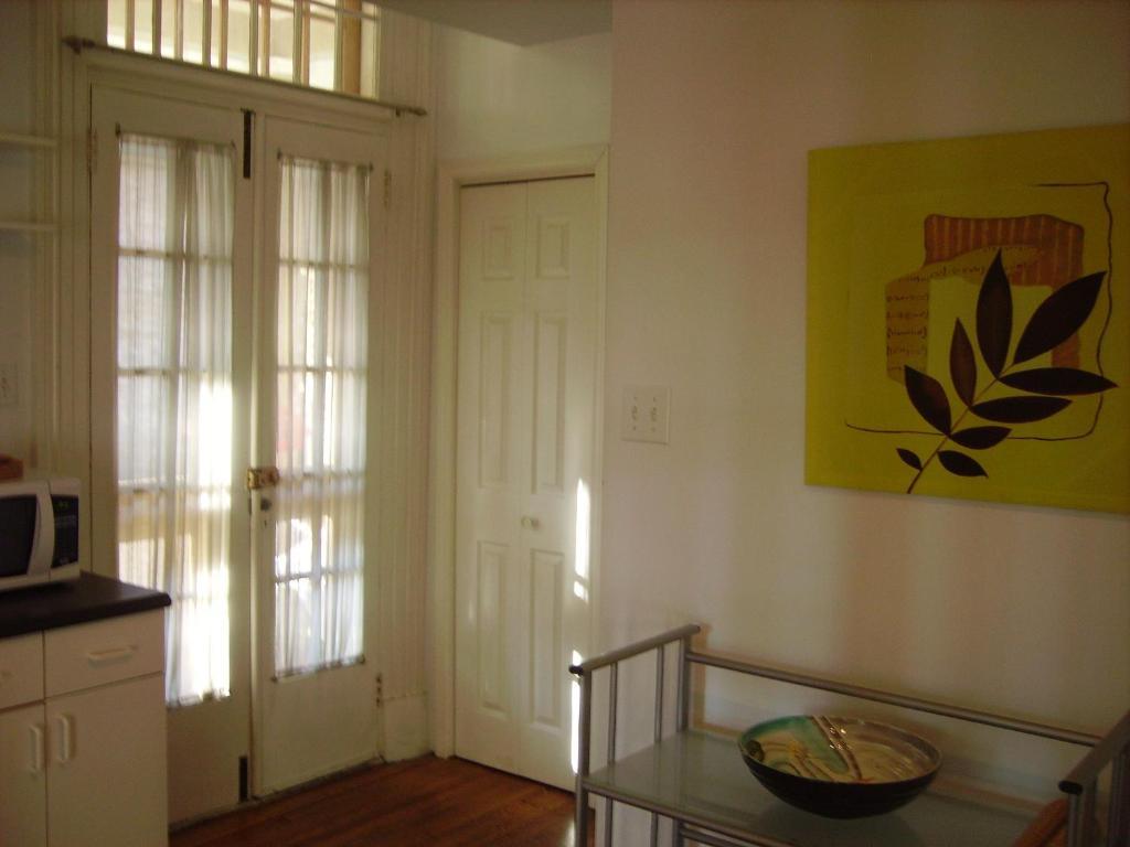 Absolute 1000 Islands Monthly Suites Gananoque Room photo