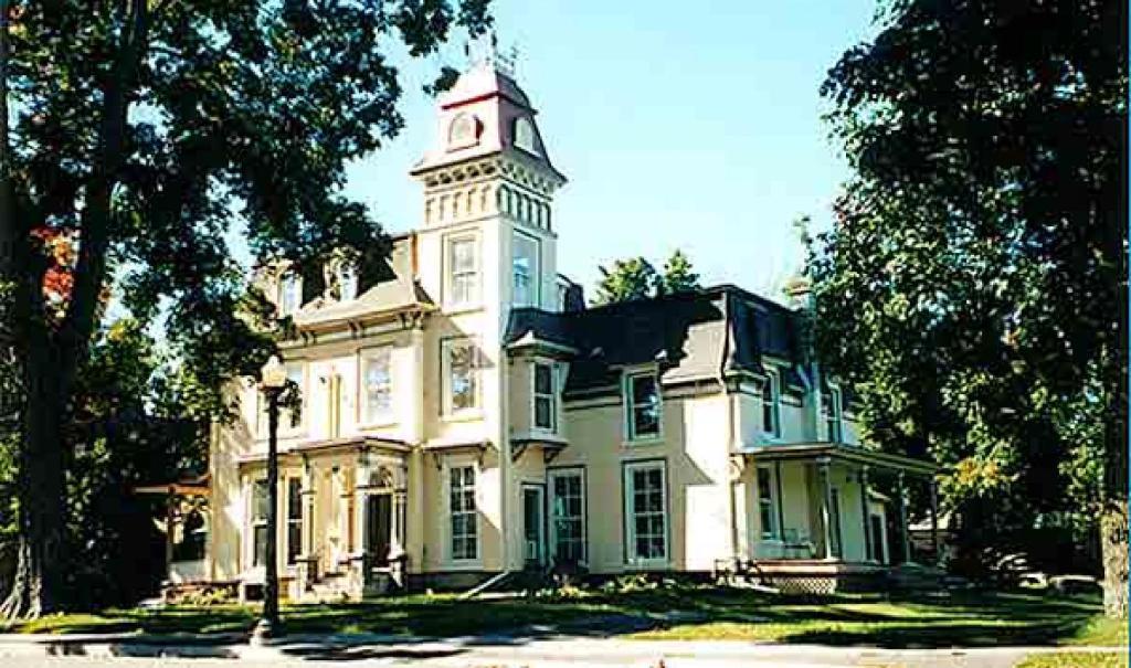 Absolute 1000 Islands Monthly Suites Gananoque Exterior photo