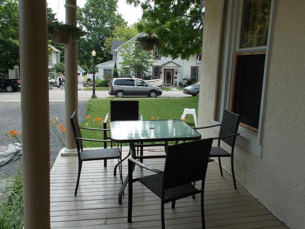 Absolute 1000 Islands Monthly Suites Gananoque Exterior photo